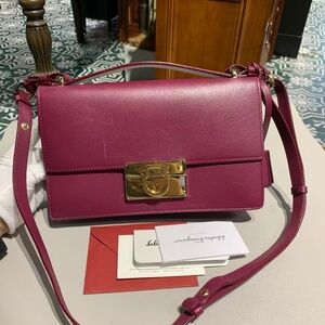 N16 Pre-owned Salvatore Ferragamo Gancini Pink Chain Handbag